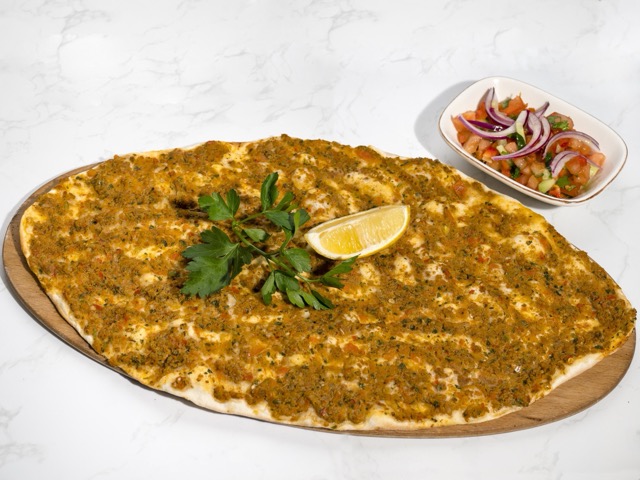 Lahmacun + Salat (Zum Hier Essen)