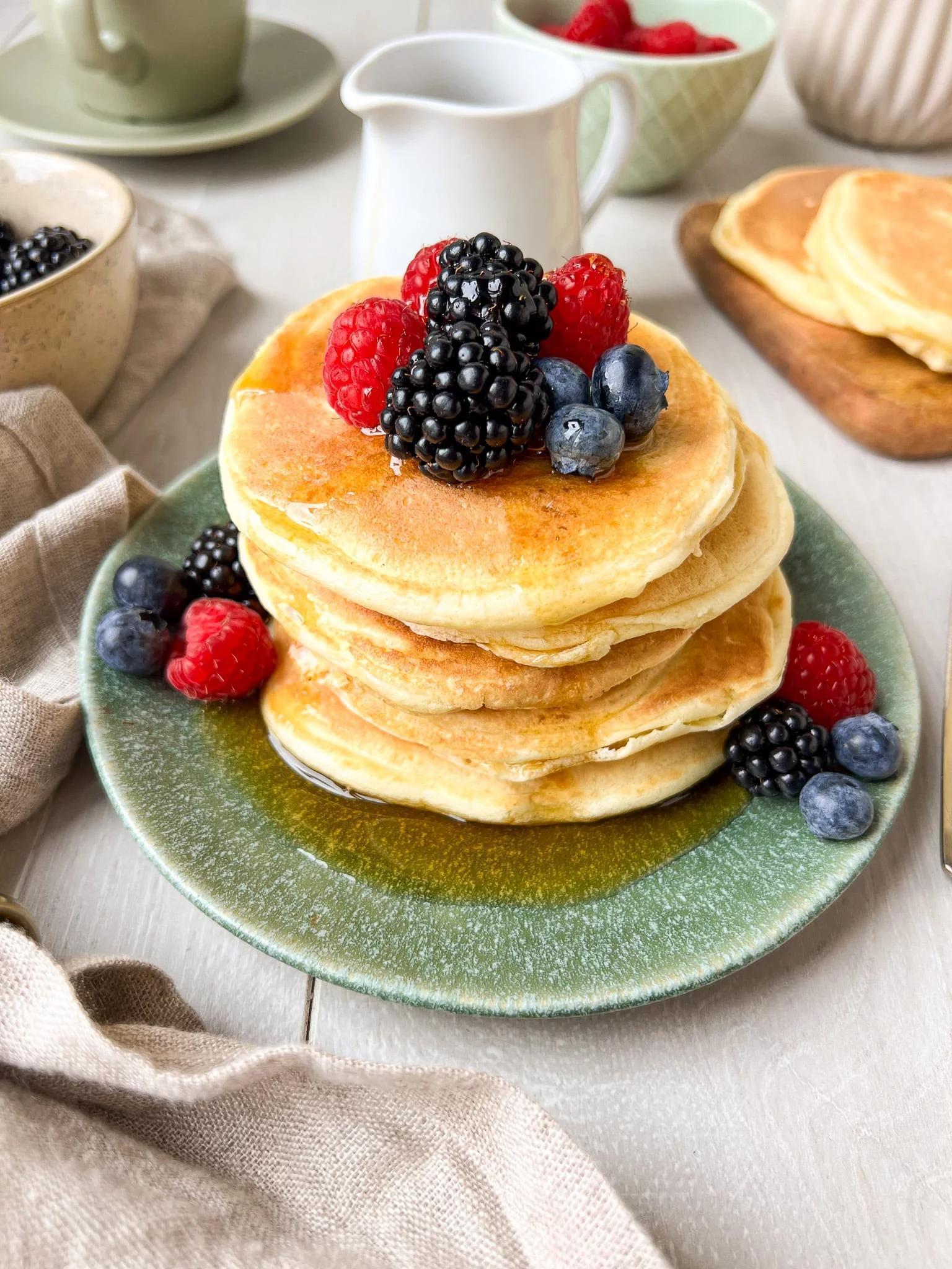 American Pancakes mit Früchten und Ahornsirup